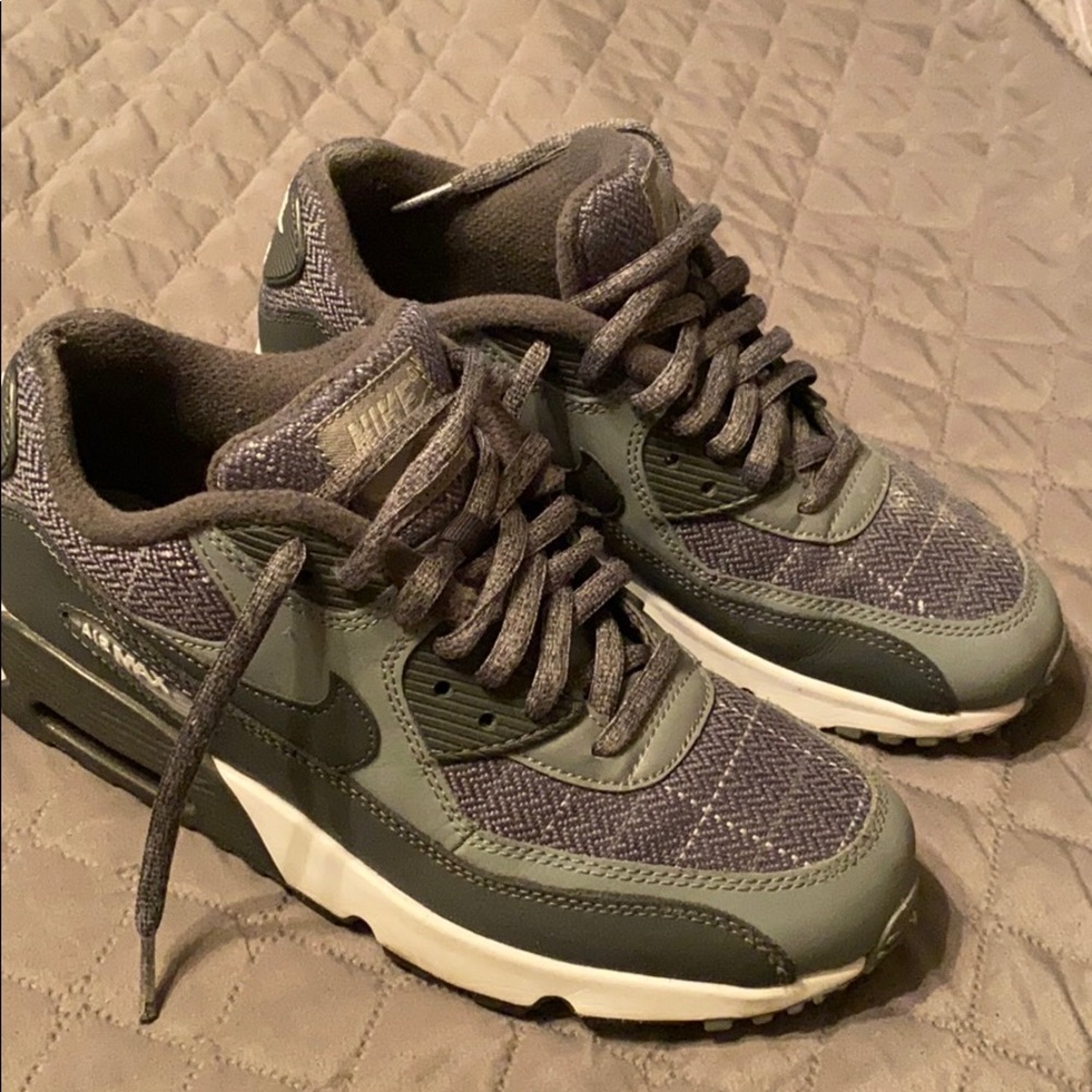 worn a couple of times in very good condition
